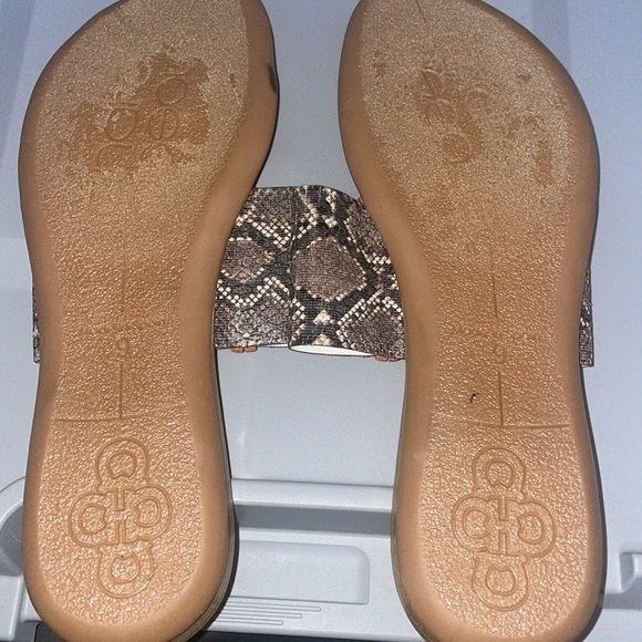 ANDRE ASSOUS Sandals Women 9 Tan Italian Leather Flip Flop Snakeskin Comfortable - Picture 7 of 8